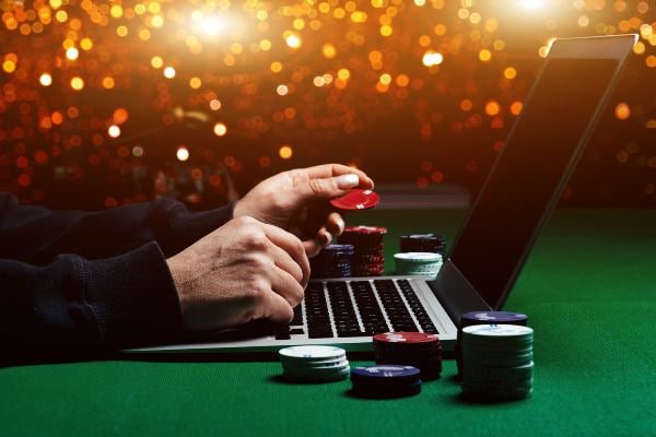 casino world - এ মোবাইল থেকে স্লট গেম খেলছেন একজন বাংলাদেশি তরুণ ব্যবহারকারী